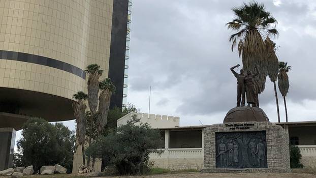 Independence Museum und Genozidstatue in Windhoek
