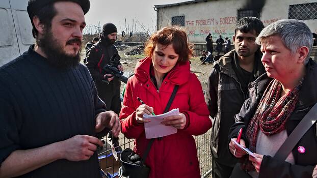 Ein Vertreter von Hot Food Idomeni erklärt die Lage in den Baracken.