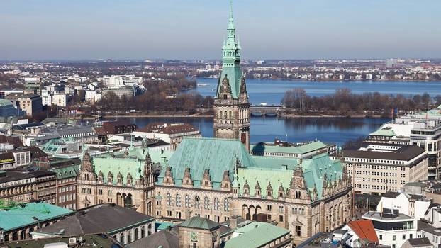 Das Hamburger Rathaus vom Turm der Nikolaikirche aus gesehen.