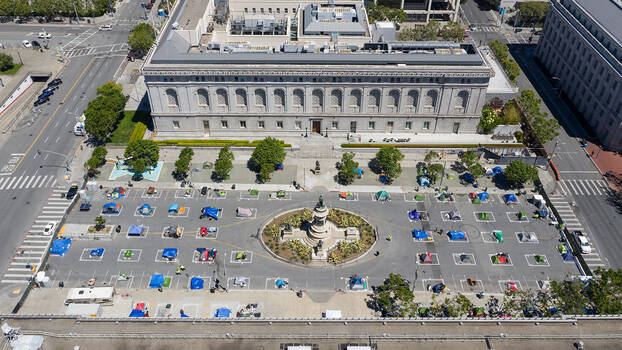 Wohnungslose campieren auf dem Rathausplatz von San Francisco.