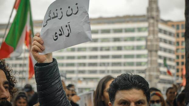 «Zan, zendegi, azadi» (Frau, Leben, Freiheit) – Saudi-Arabien nutzt die Proteste im Iran, um sich als ein gemäßigtes islamisches Land und als Alternative zum theokratischen Regime in Teheran darzustellen.