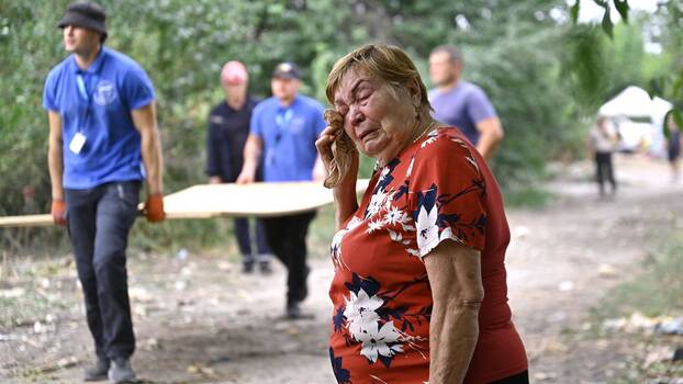 Frau weint nach russischem Drohnenangriff auf Wohngebiet - Saporischschja, Ukraine, 27.8.2024