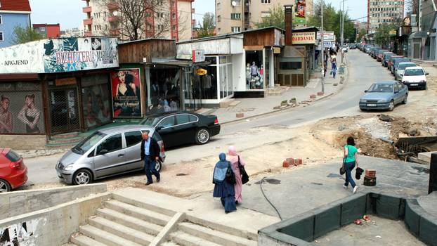 Straßenszene in Priština, Kosovo