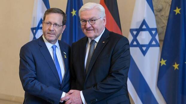 Israelischer Staatspräsident Isaac Herzog und Bundespräsident Frank-Walter Steinmeier schütteln Hände bei einem Staatsempfang in Berlin.