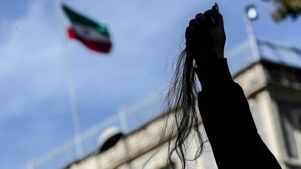 Protest mit abgeschnittenen Haaren während einer Demonstration vor dem iranischen Konsulat nach dem Tod von Mahsa Amini in Istanbul, Türkei, 26. September 2022