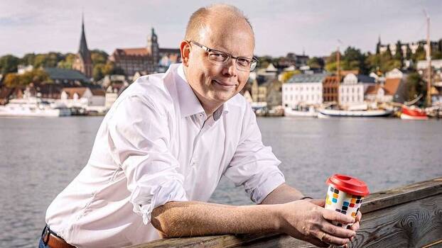 Bundestagsabgeordneter Stefan Seidler (SSW - Südschleswigscher Wählerverband) in seinem Wahlkreis Flensburg – Schleswig