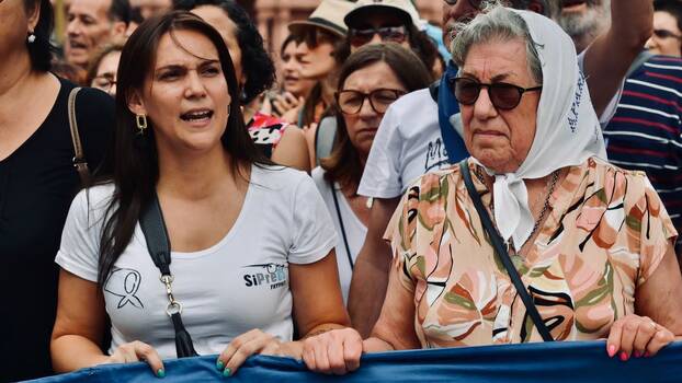 Carla Gaudensi (links), Generalsekretärin des argentinischen Pressearbeiterverbands, bei einer Demonstration im Dezember 2023