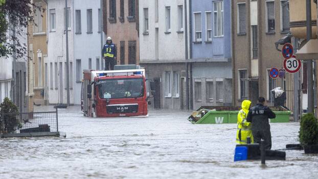 Flutdrama im Saarland: Ein Feuerwehrauto versinkt in den Fluten. Saarbrücken, 17.5.2024