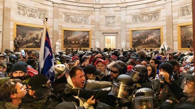 Washington D.C., 6. Januar 2021: Gerangel mit der Polizei, nachdem Trump's Unterstützer in das Kapitol eingedrungen sind.