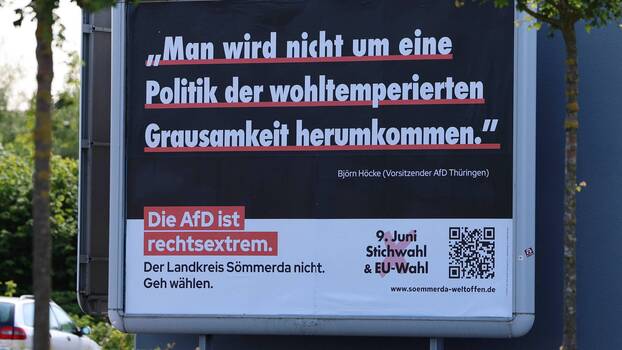 Wahlplakat 04.06.2024: Plakat zur Stichwahl Kommunalwahlen und zur Europawahl - zu lesen ist ein Zitat von Bjoern Hoecke (AfD) - Man wird nicht un eine Politik der wohltemperierten Grausamkeit herumkommen darunter steht Die AfD ist rechtsextrem. Der Landkreis Soemmerda nicht. Geh waehlen.