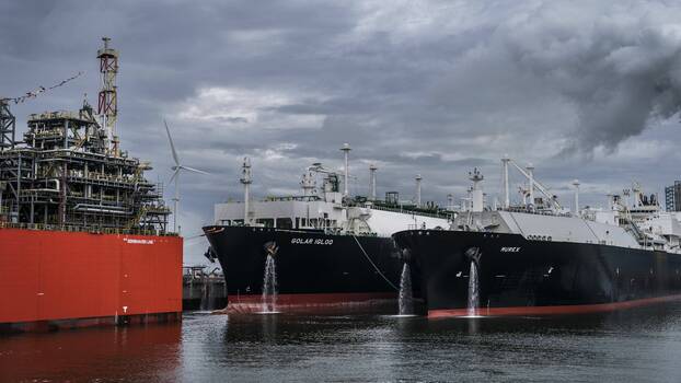 Zwei FSRUs (Floating Storage Regasification Unit)  im Dock des neuen EemsEnergyTerminal in Eemshaven