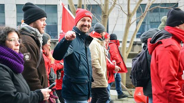 Marc Botenga, Europaabgeordneter der belgischen Partei der Arbeit, auf einer Demonstration.