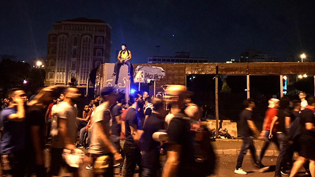 Protestierende auf dem Weg zur Demonstration in Beirut am 19. Oktober 2019, der vierte Tag der Massenproteste.