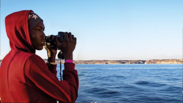 Achuil am 7. Januar 2019 auf der Sea-Watch 3 mit Blick auf die maltesische Küste. Seit 16 Tagen ist er bereits auf dem Schiff.