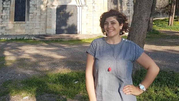 Rawan Bisharat vor der Kirche in Ma’alul, Foto: privat